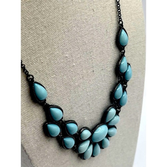 Vintage-Inspired Statement Necklace With Blue Teardrop Stones    M76 - Picture 5 of 7